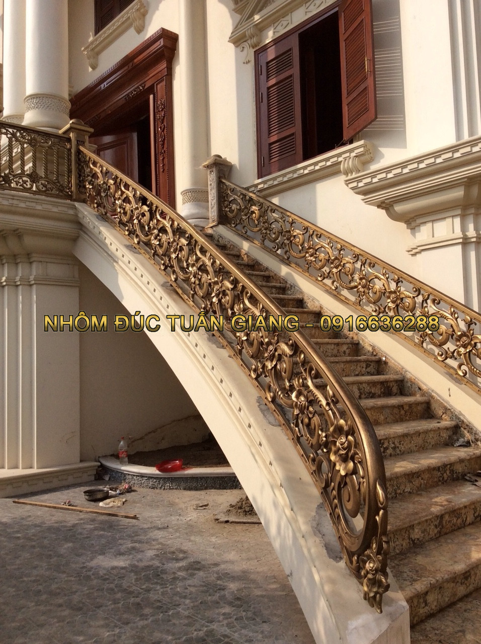 Khám Phá Vẻ Đẹp Sang Trọng Với Cầu Thang Nhôm Đúc Tại Hà Nội